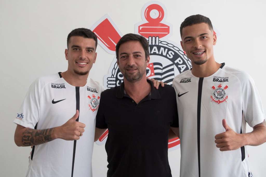 Bruno Xavier (à esq.) e Thiaguinho foram recepcionados pelo diretor de futebol Duílio Monteiro Alves (Foto: Daniel Augusto Jr./Agência Corinthians)