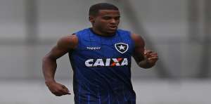 Aguirre treina com o grupo pela 1ª vez e pode estrear pelo Botafogo no sábado
