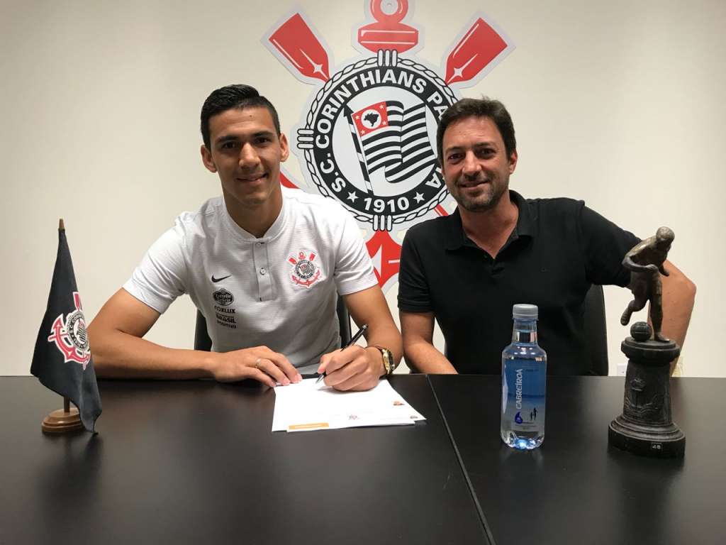 O zagueiro Balbuena assinou a renovação contratual com o Corinthians nesta terça-feira (Foto: Agência Corinthians)