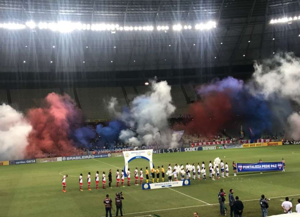A torcida do Fortaleza fez uma bonita festa na Arena Castelão na noite desta terça-feira