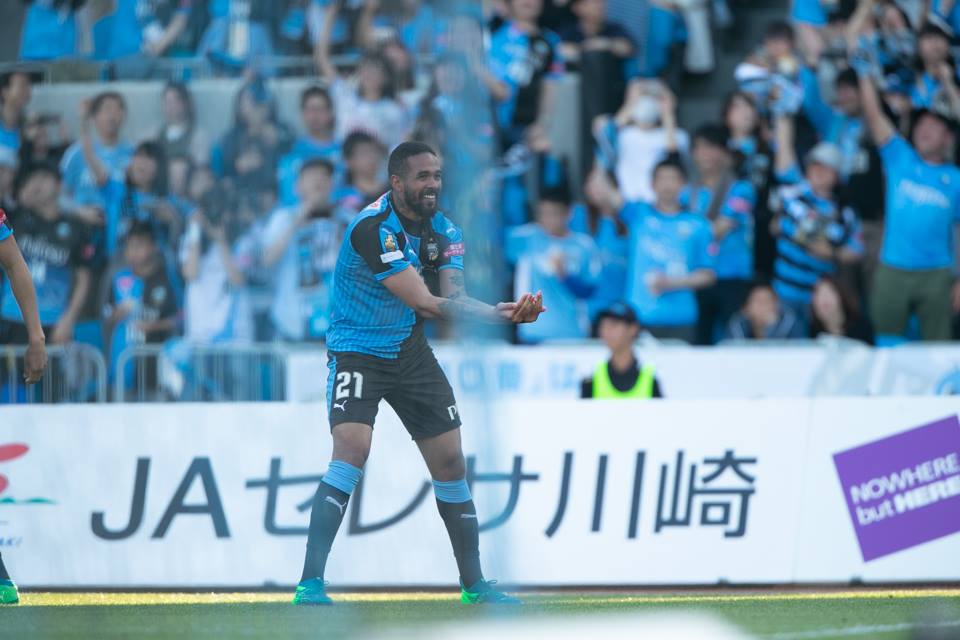 Em grande momento no Kawasaki Frontale, Eduardo Neto foca em briga por título