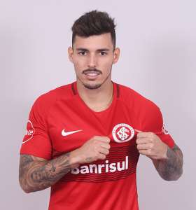 Em apresentação, Zeca festeja chegada ao Inter e diz: 'Quero virar ídolo aqui'