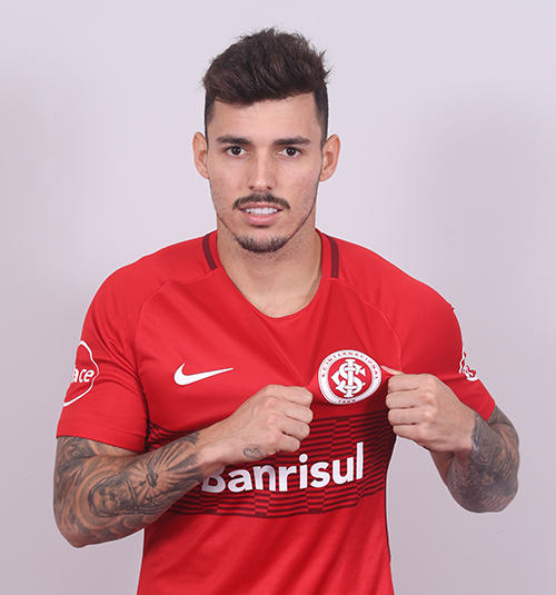 Em apresentação, Zeca festeja chegada ao Inter e diz: ‘Quero virar ídolo aqui’