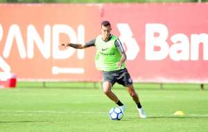Moledo treina e deve reforçar Internacional contra o Cruzeiro
