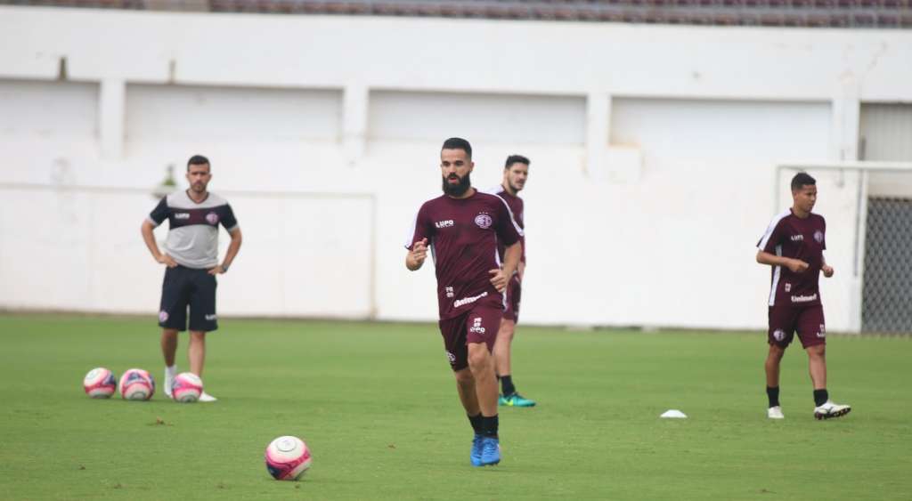 Tom sofreu uma entorse no tornozelo esquerdo