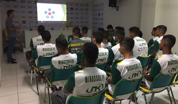 Paulista Sub 15 e 17: Jogadores das categorias de base do Mirassol asistem palestra