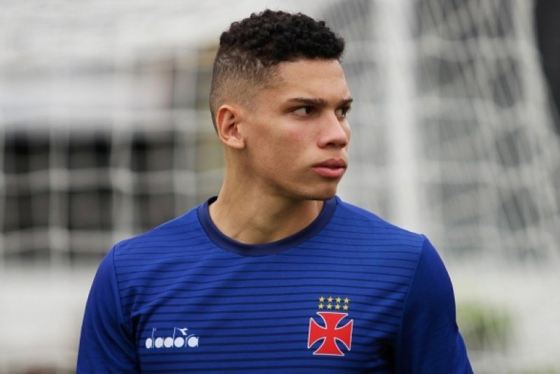 Presidente do Vasco diz que clube conseguiu manter 10% dos direitos de Paulinho