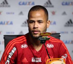 Torcedores protestam em treino e Geuvânio reclama de 'clima pesado' no Flamengo