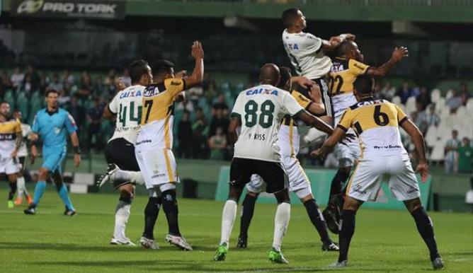 Criciúma saiu na frente, mas depois foi envolvido pelo Coritiba que fez 2 a 1. Foto: divulgação - Coritiba