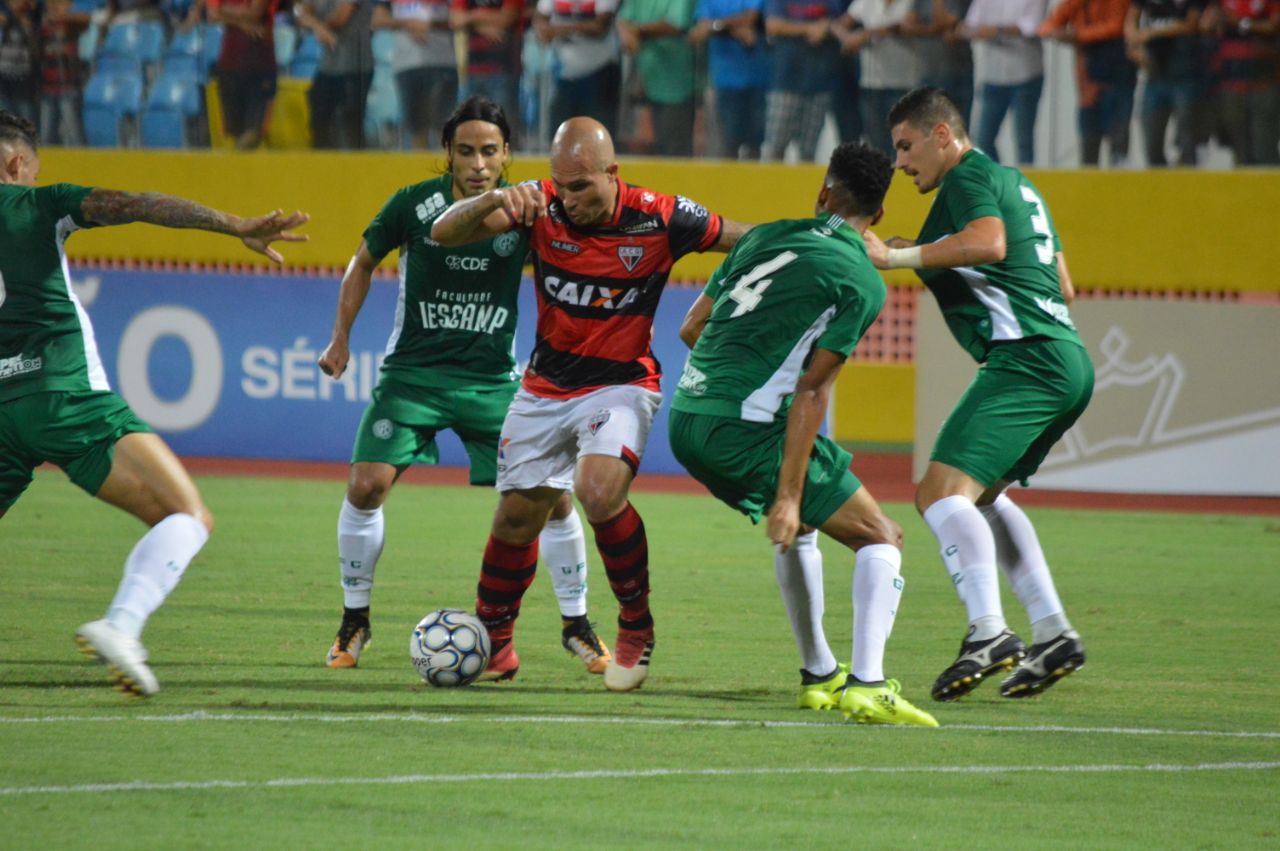 Em jogos fora, Lenon tem priorizado e marcação; o natural é ter boa cobertura para atacar