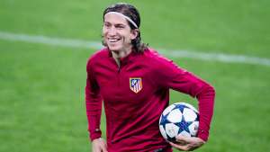 A 47 dias da Copa, Filipe Luís volta a treinar com bola no Atlético de Madrid