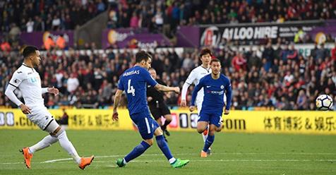 INGLÊS: Chelsea sofre, mas vence Swansea e encosta no G4