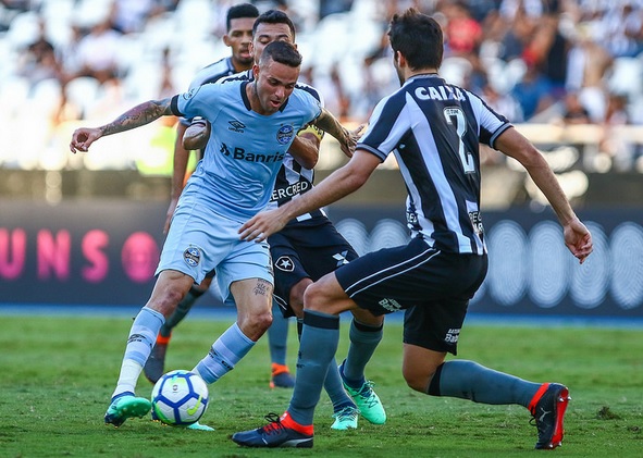 O Botafogo assumiu a vice-liderança do Brasileirão ao ganhar dos reservas do Grêmio