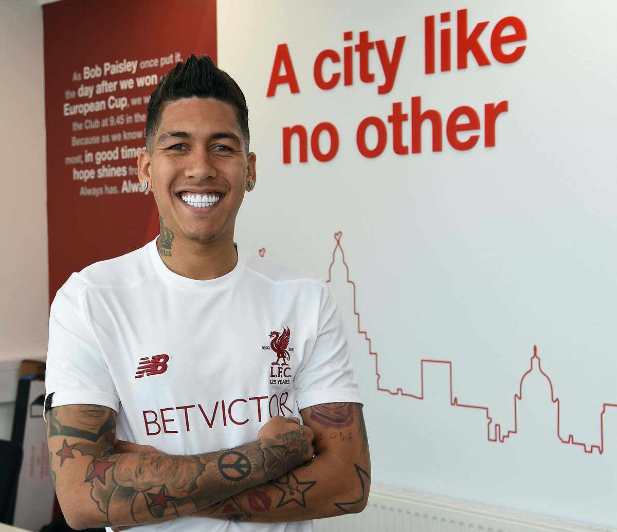 Inglês: Destaque na Liga dos Campeões, Firmino renova contrato com o Liverpool