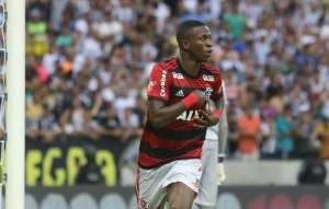 BRASILEIRÃO: Flamengo bate Ceará por 3 a 0 e lidera; Corinthians sofre primeira derrota