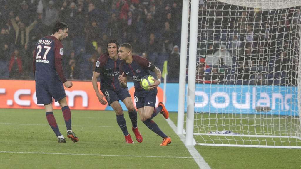 Kurzawa pega bola no fundo das redes após gol de Cavani: PSG em ritmo de férias contra Guingamp