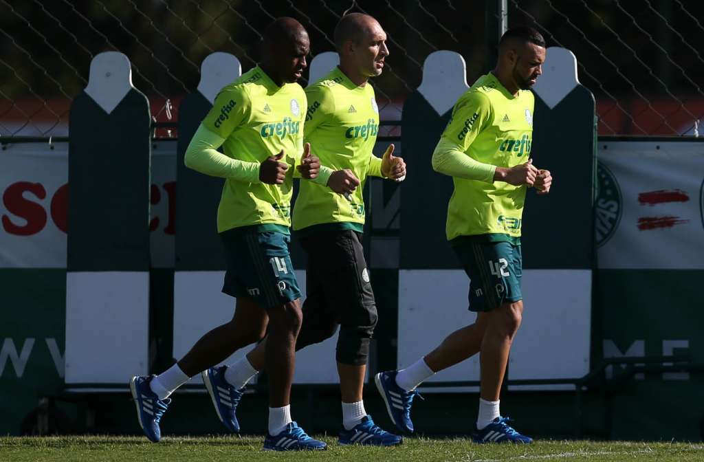 Fim da 'hierarquia' de goleiros faz Prass perder espaço no Palmeiras