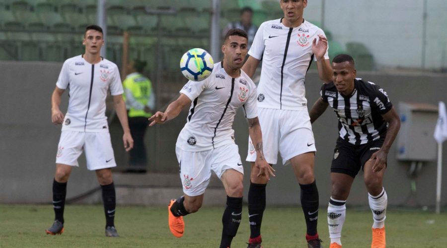 Gabriel reclama de sequência fora de casa, mas admite jogo ruim do Corinthians