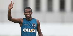 Botafogo renova contrato com atacante Ezequiel, cria das categorias de base