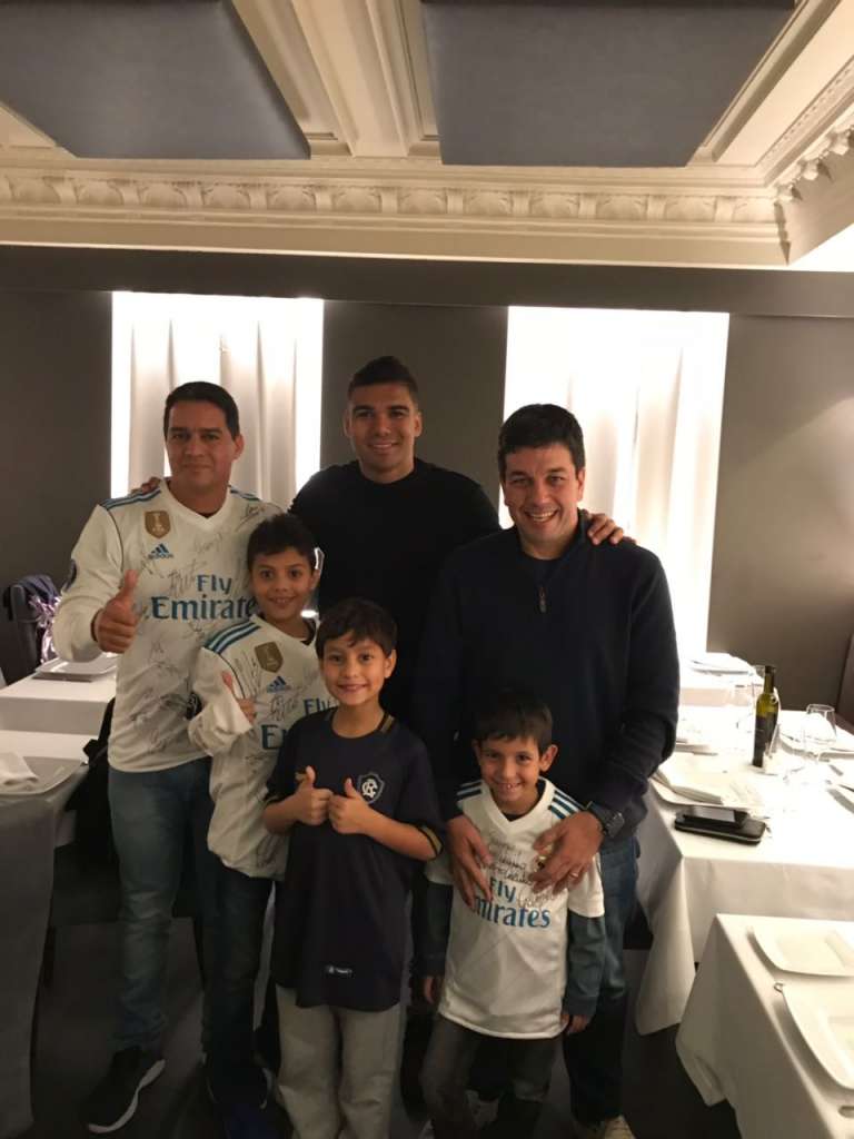 Casemiro recebe brasileiros em Madrid e comemora mais uma final de Champions League