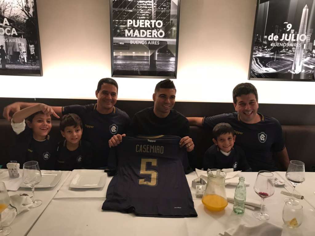 Felipe, Arthur, Marcelo, Casemiro, Serginho e Sérgio com a camisa do Remo