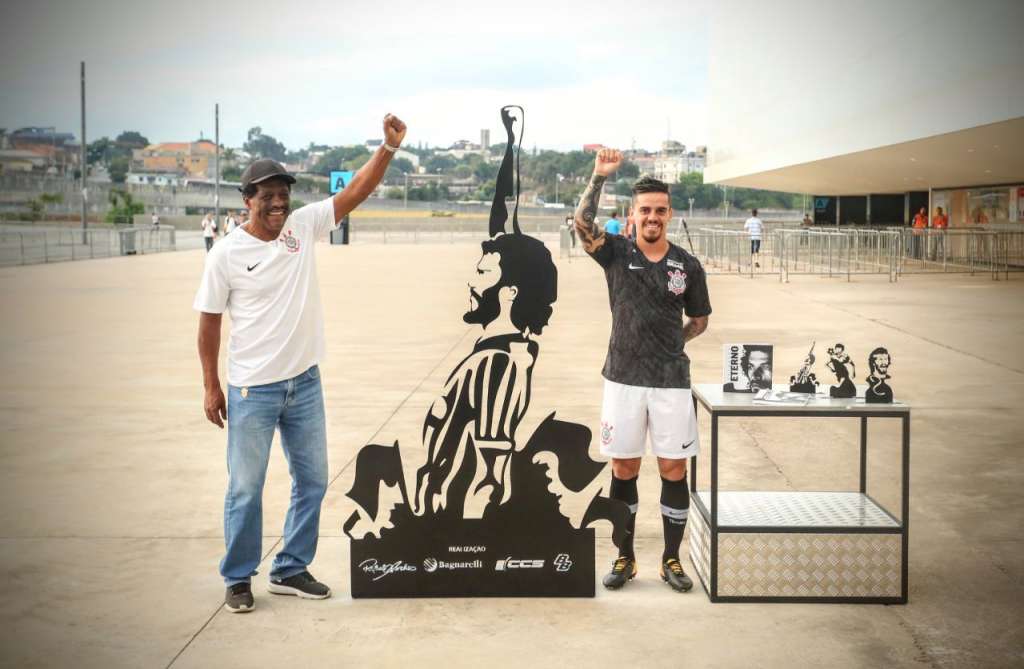 Corinthians inaugurou estátua em homenagem ao ídolo Sócrates