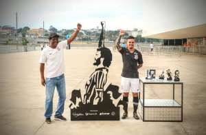 Corinthians inaugura estátua para ex-jogador Sócrates na Arena