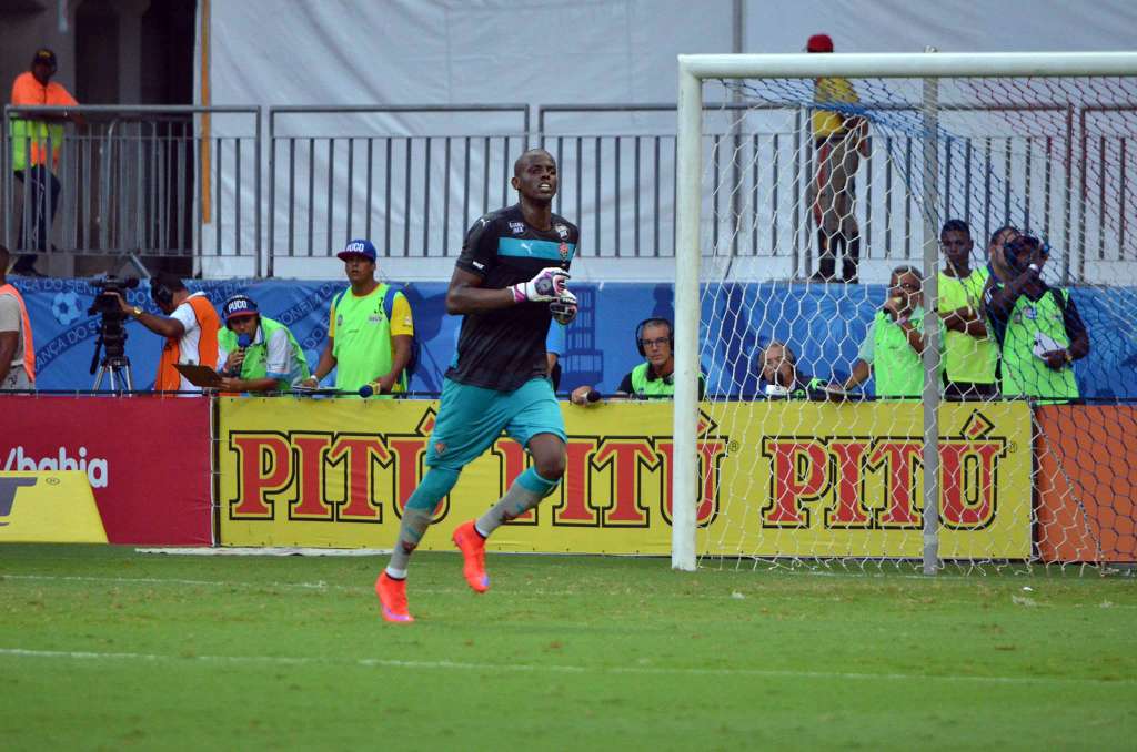 Após reunião, Vitória fica otimista em renovar com o goleiro Caíque 