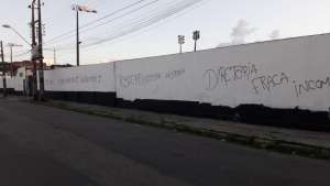 Sede do Ceará amanhece com os muros pichados em Porangabuçu