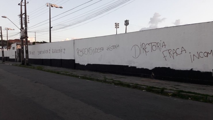 Sede do Ceará amanhece com os muros pichados em Porangabuçu