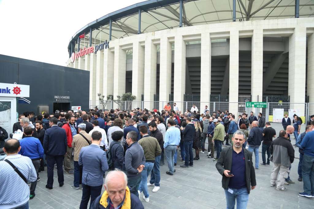 Besiktas boicota e não comparece a retomada de jogo interrompido com o Fenerbahçe