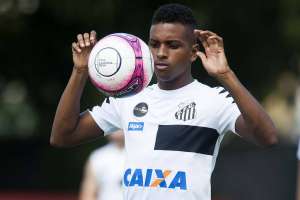 Exames descartam lesão grave, mas Rodrygo é dúvida no Santos para domingo