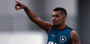 Atacante do Botafogo, Brenner admite preocupação com boa fase do Cruzeiro