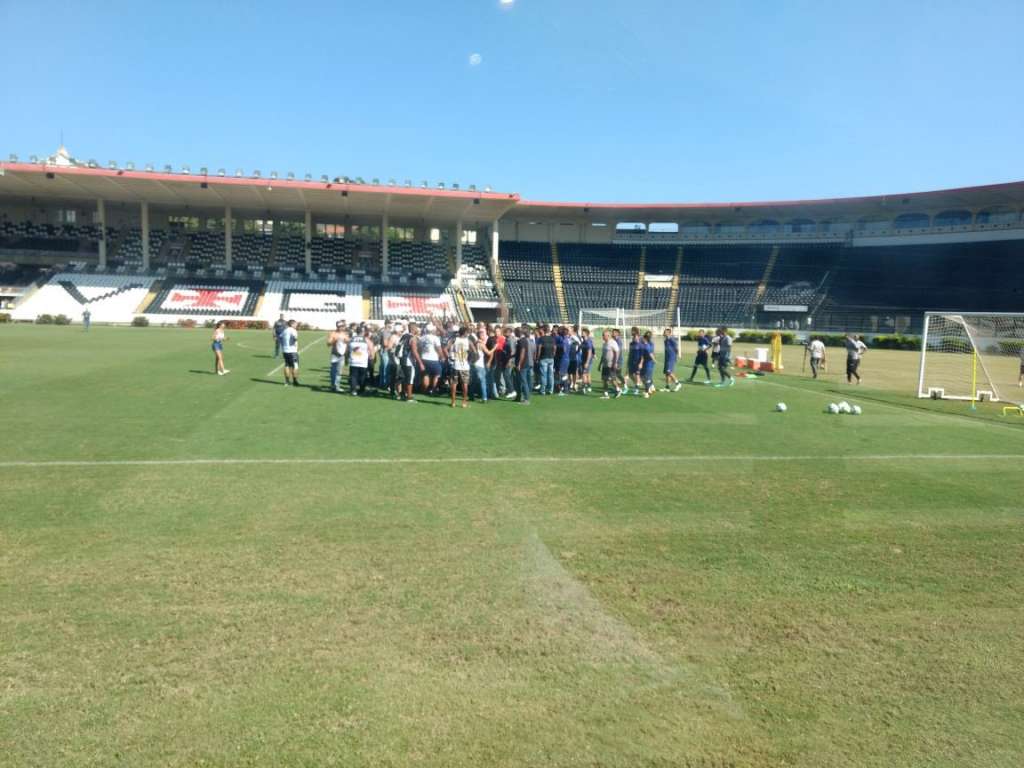 Torcedores de organizada do Vasco invadem treino e cobram time em São Januário