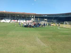 Torcedores de organizada do Vasco invadem treino e cobram time em São Januário