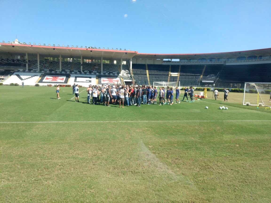Torcedores de organizada do Vasco invadem treino e cobram time em São Januário
