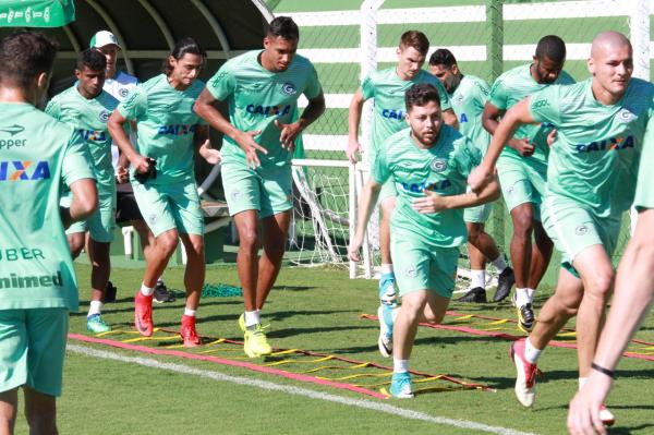 Goiás vai em busca da primeira vitória na Série B justamente no clássico