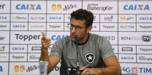 Valentim faz mistério no Botafogo e indica que ainda não terá Aguirre no domingo