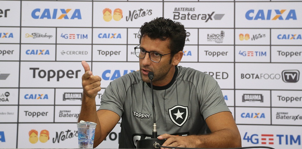 Valentim faz mistério no Botafogo e indica que ainda não terá Aguirre no domingo