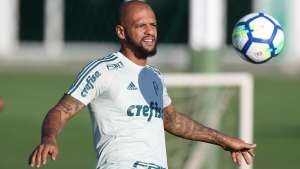 Palmeiras treina em Curitiba reforçado por seis titulares