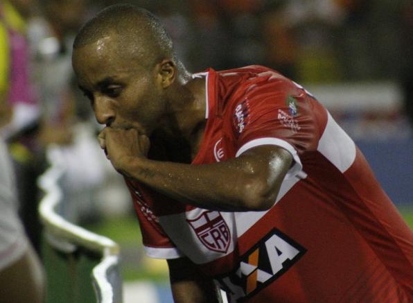 Willians Santana fez os três gols do CRB. Foto: Márcio Chagas