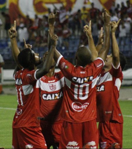 Regatianos agradecem pela primeira vitória na Série B. Foto: Márcio Chagas