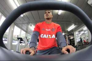 Guerrero treina e volta a ser relacionado no Flamengo para enfrentar o Internacional