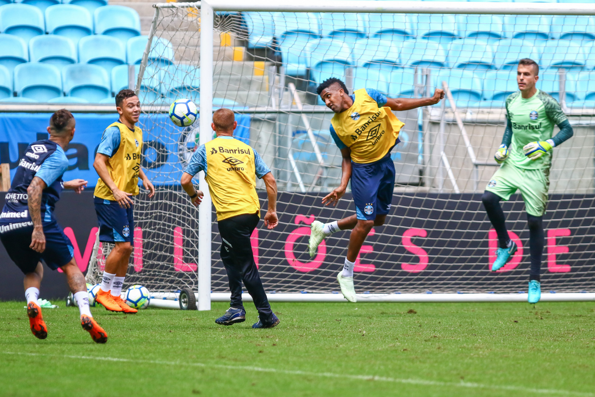 Grêmio tem mais um treino fechado e gols de bicicleta em rachão