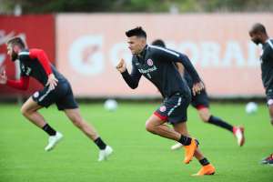 Odair faz mistério e mantém dúvida no meio-campo do Internacional