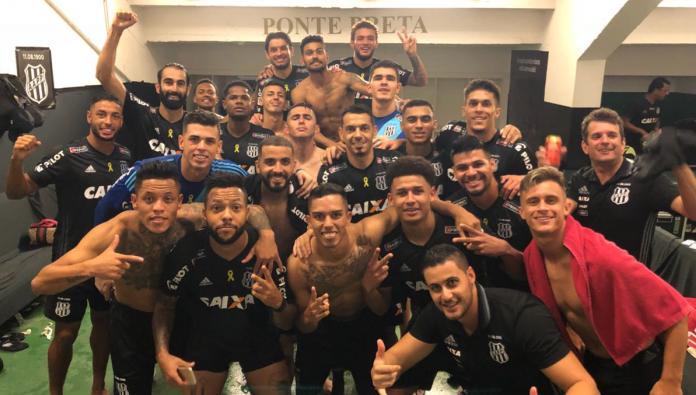 Sem poder comemorar com a torcida, jogadores festejaram entre si nos vestiários do Brinco de Ouro