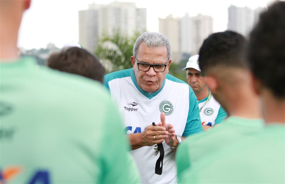 Derrota em clássico causa demissão de Hélio dos Anjos no Goiás