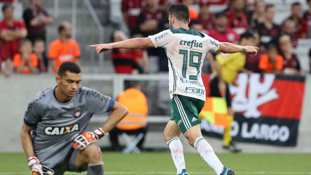 Palmeiras passa pelo Atlético na Arena da Baixada