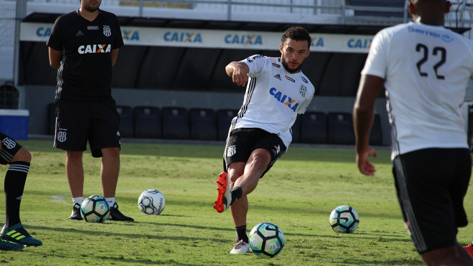 O atacante André Luis marcou dois gols na vitória pontepretana sobre o Guarani