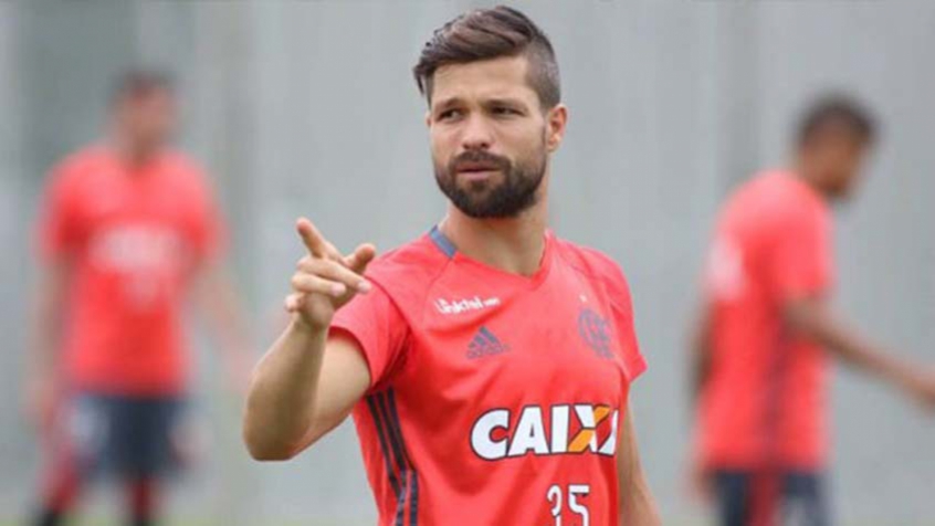 Diego faz trabalho físico e será reavaliado no Flamengo para quinta-feira